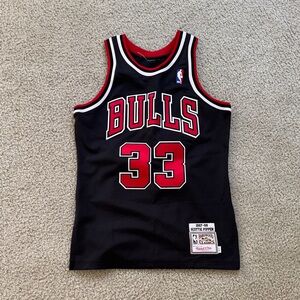 Mitchell & Ness Bulls Jersey - Pippen 33
